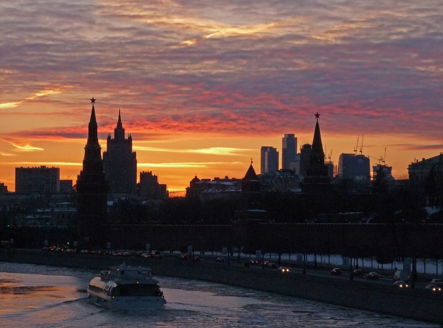 Когда закат в москве. Закат в Москве. Московский закат. Красивый закат в Москве. Закат в городе Москва.