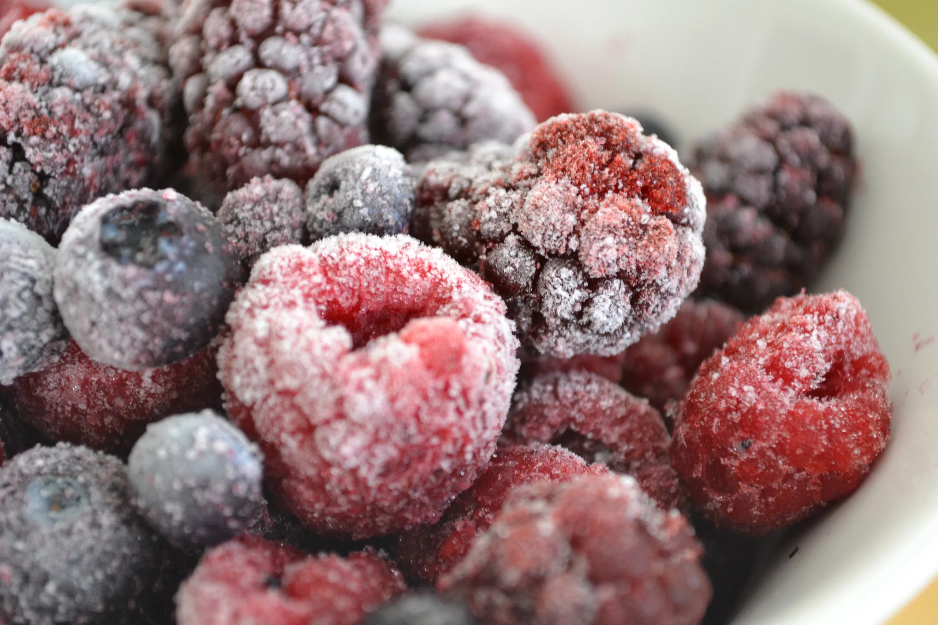 Freezing fruits. Замороженные фрукты. Заморозка ягод. Быстрозамороженные ягоды. Ягода свежемороженая.