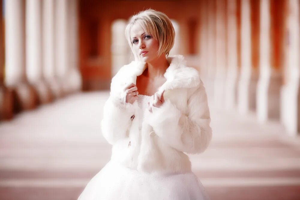 девушка в шубе. шуба валентино белая. даниелла димитровска fur coat. девушки в белых шубках. роскошная женщина.
