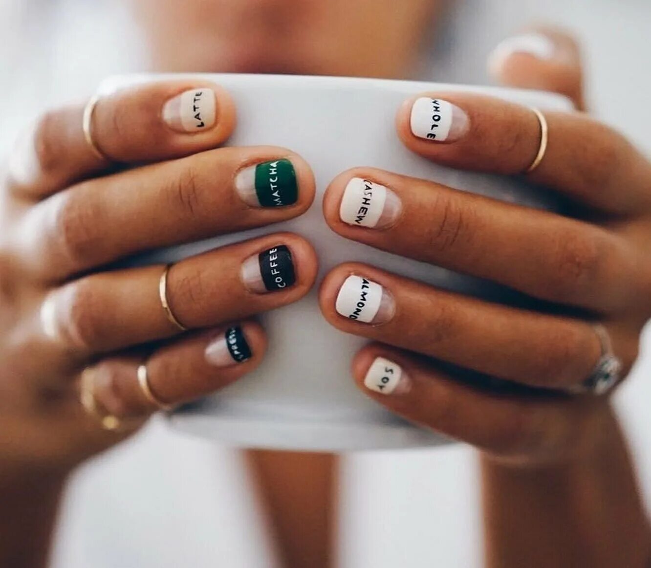 интересный маникюр. ногти с надписями. ногти с буквами. крутые ногти. розовые ногти с буквами.