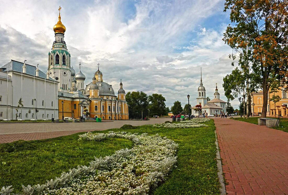 Вологда погулять. Город Вологда Кремлевская площадь. Вологда центр города. Вологда Соборная площадь. Лето в Кремле Вологда.