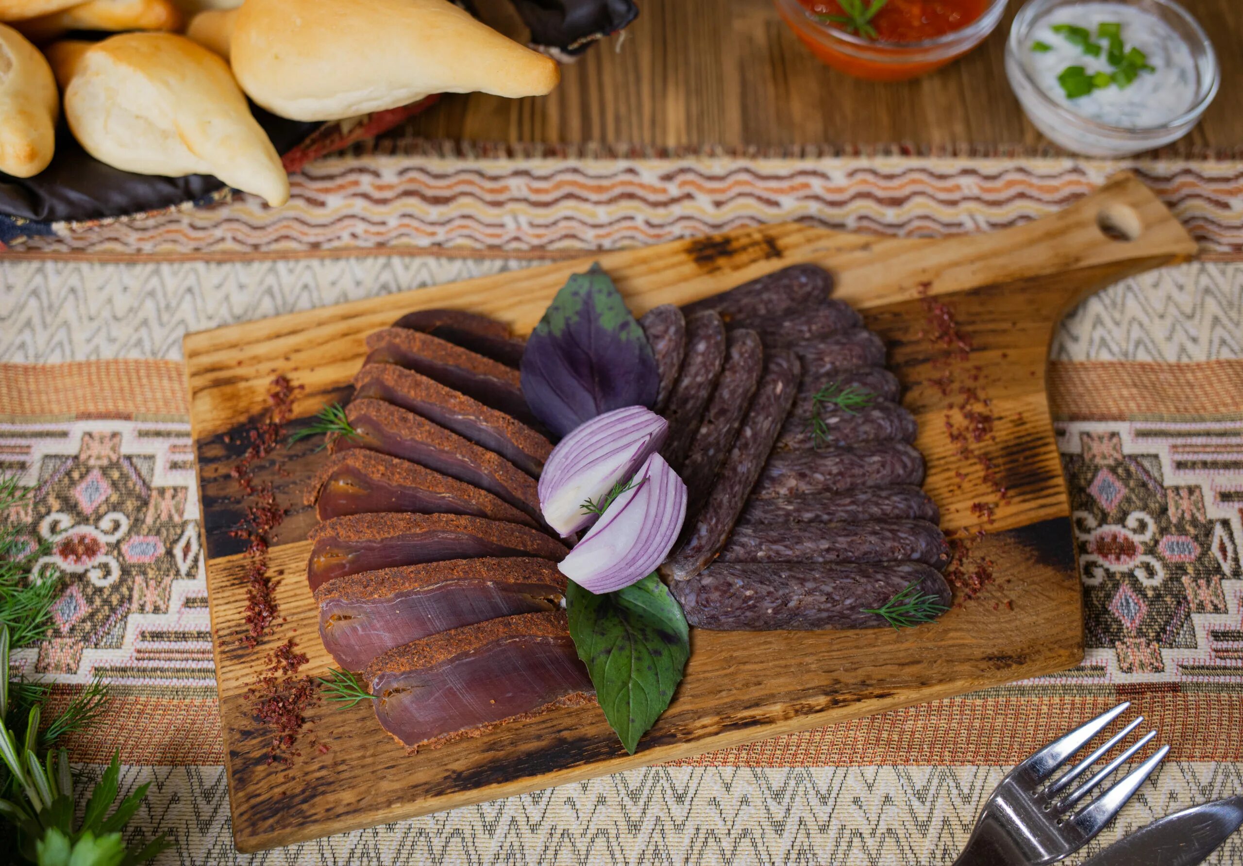 Бастурма. Армянская колбаса – «суджух». Бастурма суджук. Суджух. Стол с деликатесами.