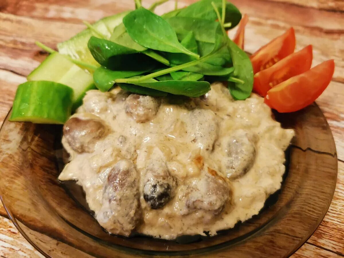 Как приготовить куриные сердечки в сметане. Куриные потрошки в сметанном соусе. куриные сердечки в сырном соусе. сердечки в сметане. куриные сердечки в сметане.