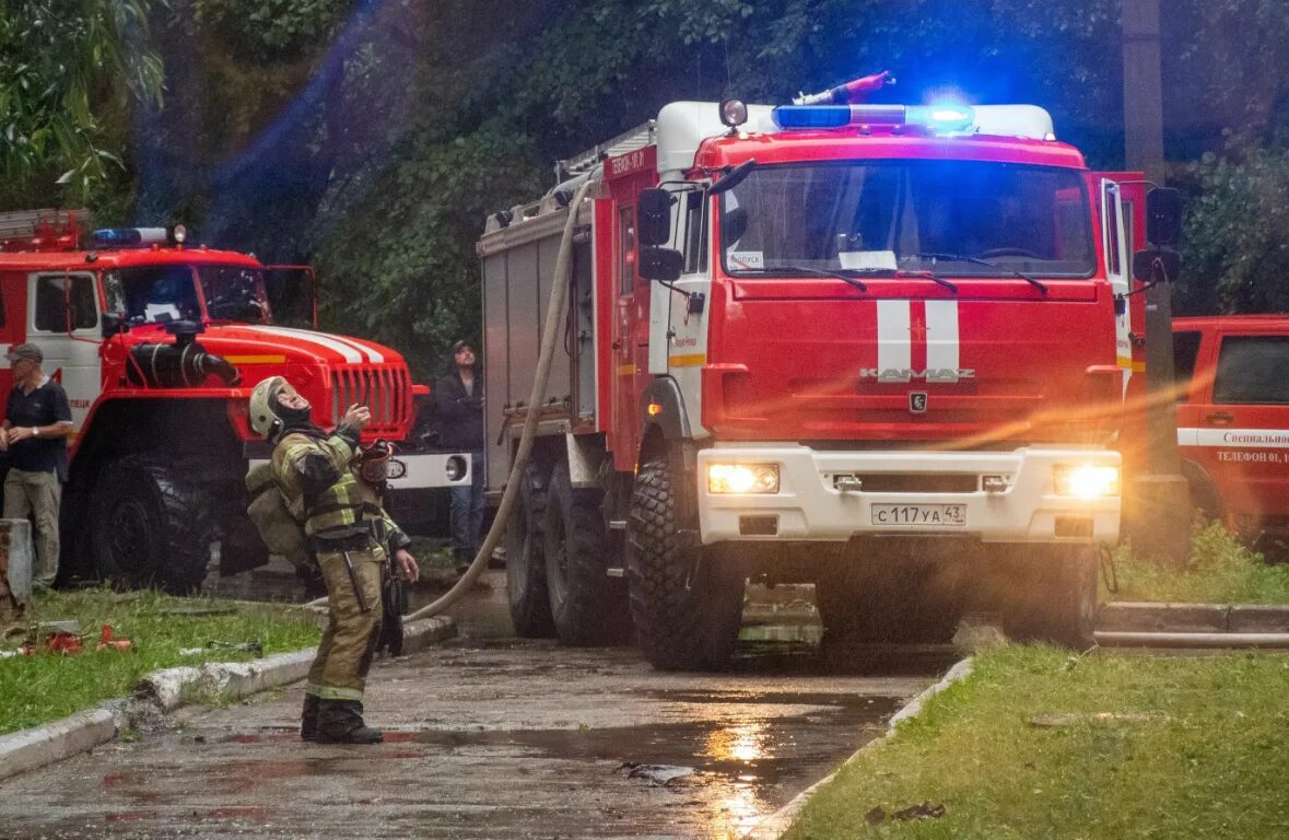 Пожарный КАМАЗ. Пожарная машина тушит. Выезд пожарной машины на пожар. Выезд пожарного автомобиля