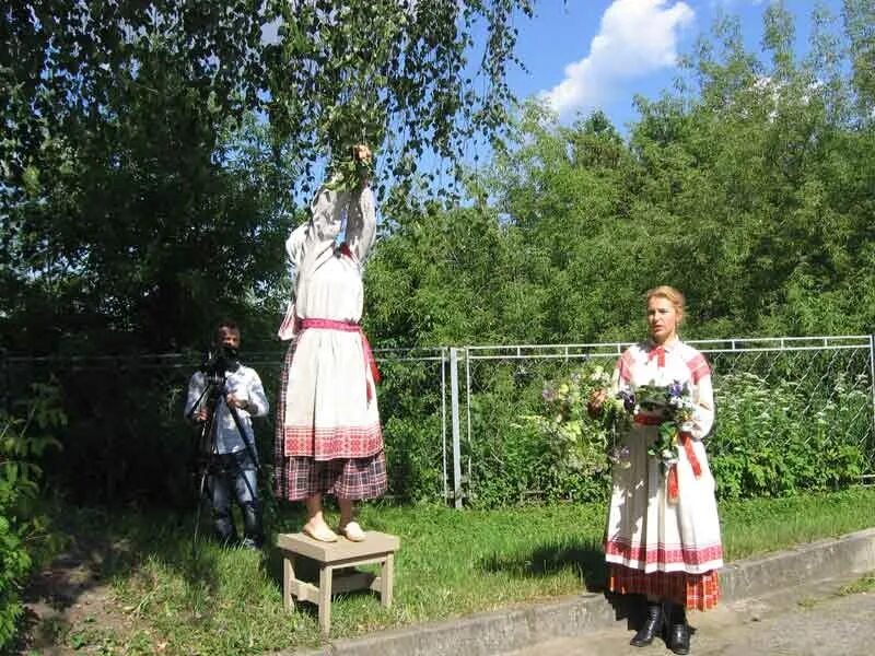 Духов день слушать. Троица земля именинница. Именинница в Троицу. Духов день традиции. Духов день фото.