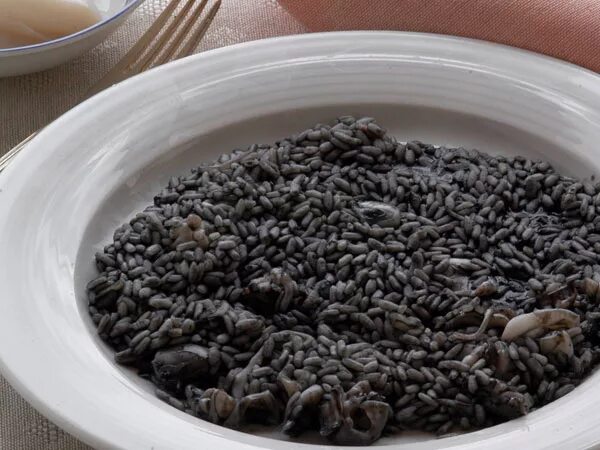Сколько варить черные. Черный рис. Черный плов. Плов из черного риса. Блюда из черного риса.