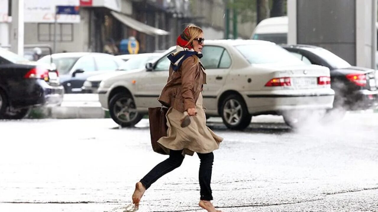 Woman is forced. Девушки на улицах Тегерана. Иран уличные фото. Barefoot Iran.