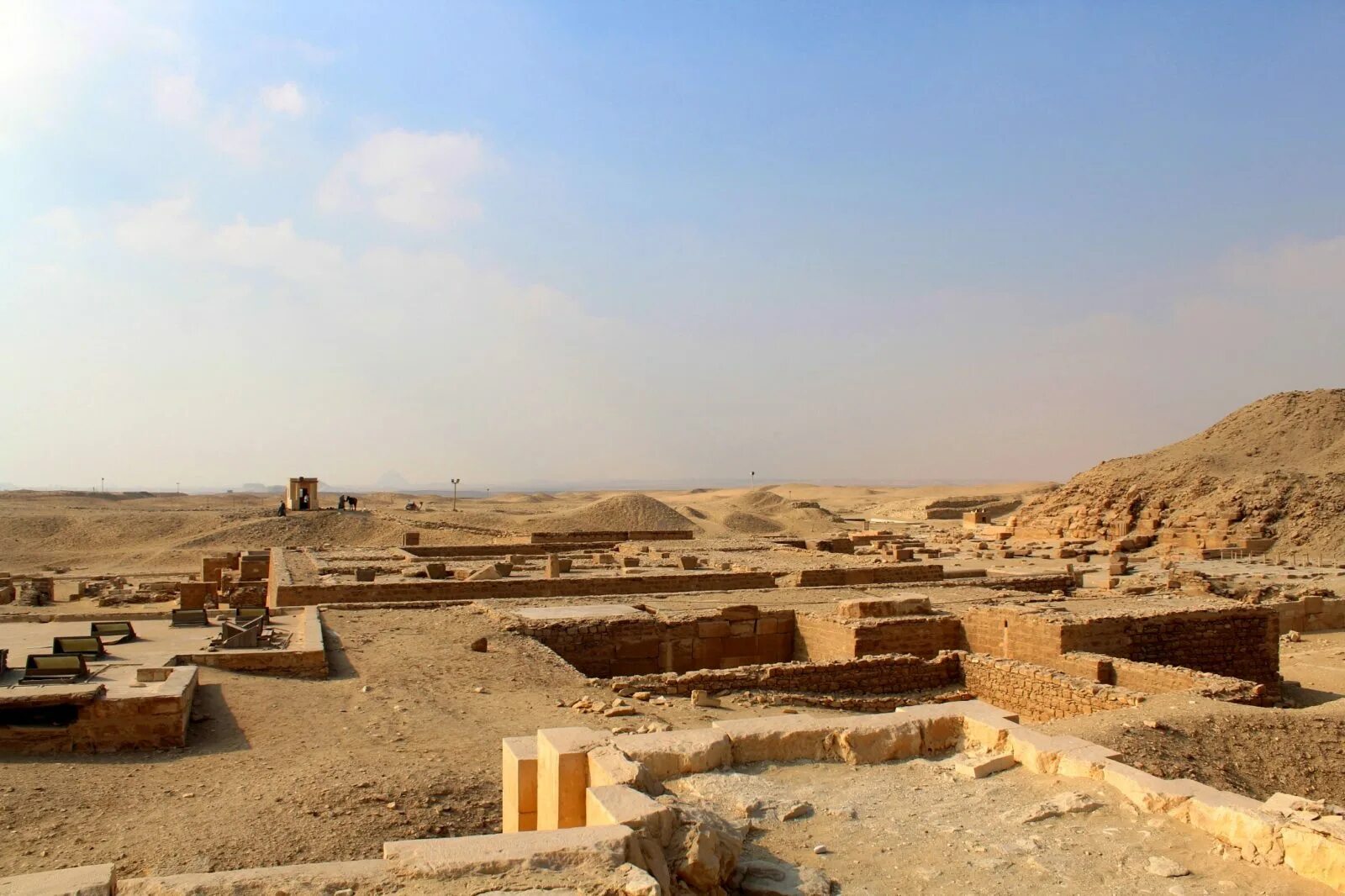 Некрополь египет. Некрополь гиза египет. Некрополь гизы. Некрополь гиза египет. Пирамида хефрена и сфинкс.