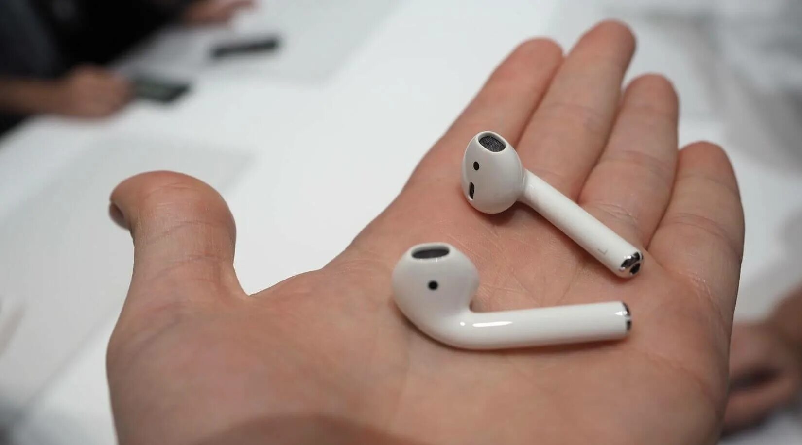 Airpod сами. Наушники аирподс 2. Наушники Apple Earpods беспроводной. Наушники Apple AIRPODS 2 В руках. AIRPODS 3.