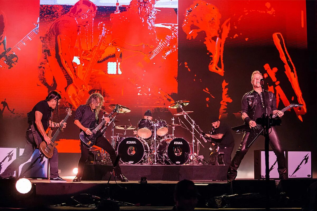 Хэтфилд металлика на сцене. Металика рок группа на сцене. Metallica Concert. Rock Band Metallica. Torn over