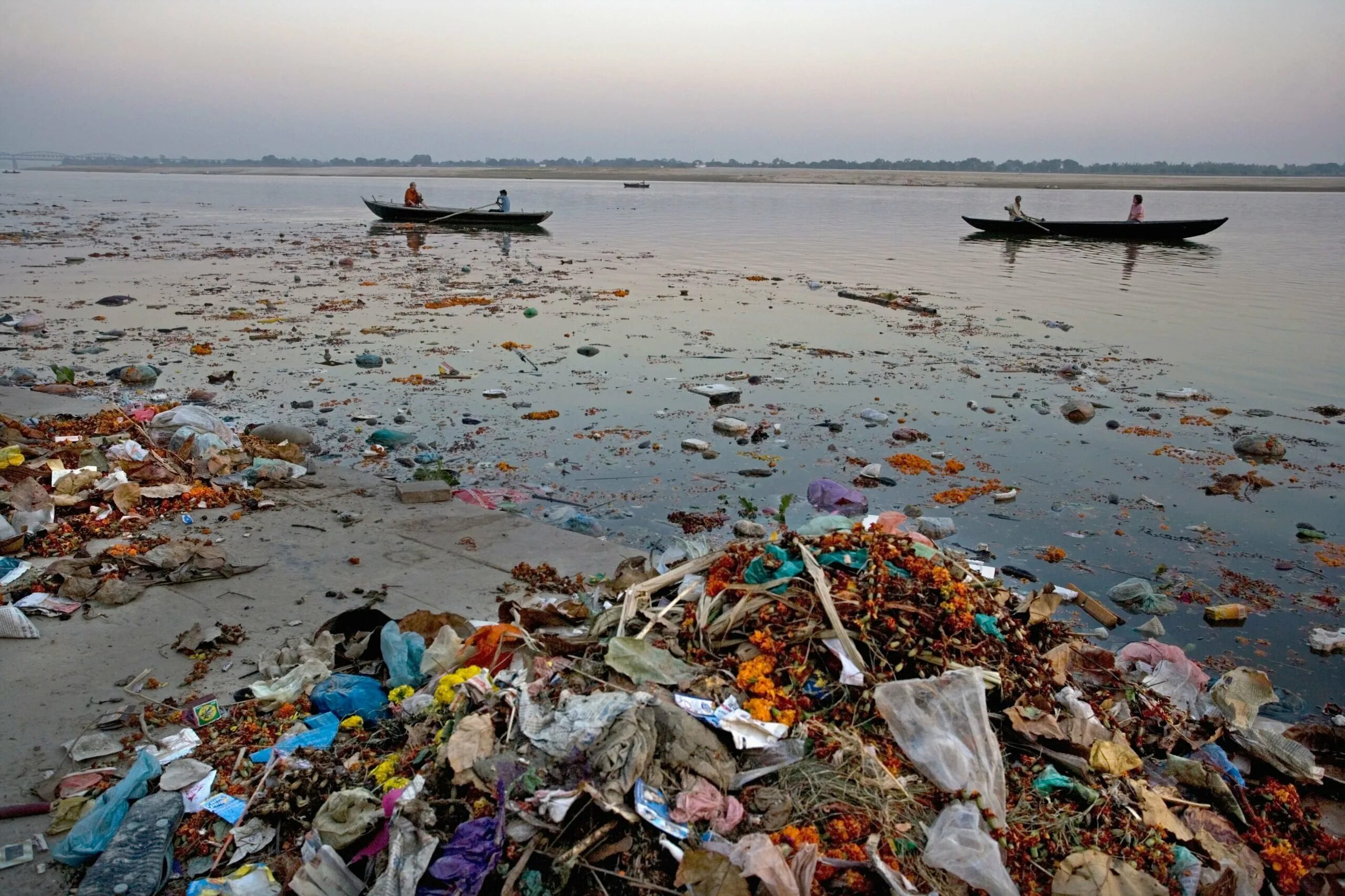 Основные экологические проблемы индии. Река ганг в Индии загрязнения. Река ганг грязная река. Река ганг самая грязная река в мире.