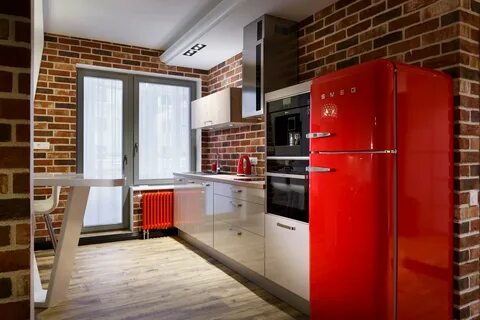 Дизайн кухни с красным холодильником