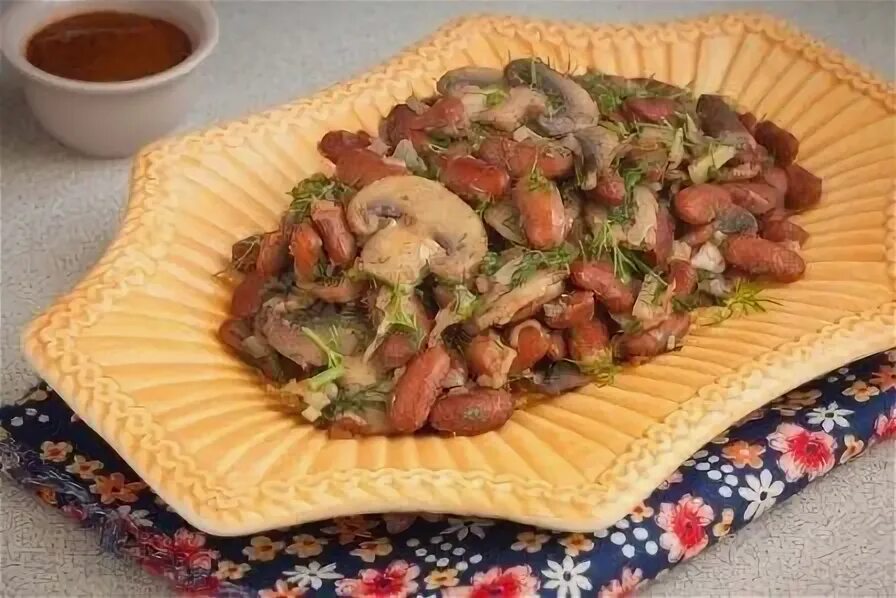 Фасоль тушеная с грибами. Белые грибы с фасолью. Фасоль с грибами корзина. Белые грибы с фасолью. Блюда из белой фасоли в томатном соусе.