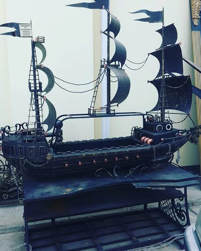 Модель парусник из металла. Мангал ладья викингов. Кованые корабли. Мангал корабль. Кованые корабли.