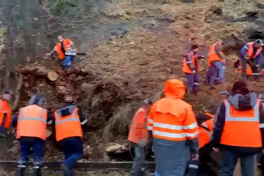 Электричка сочи. В сочи на жд путях занялись. Крушение поезда в краснодарском крае 2013. Новости сочи на железной дороге. Сель на железной дороге.