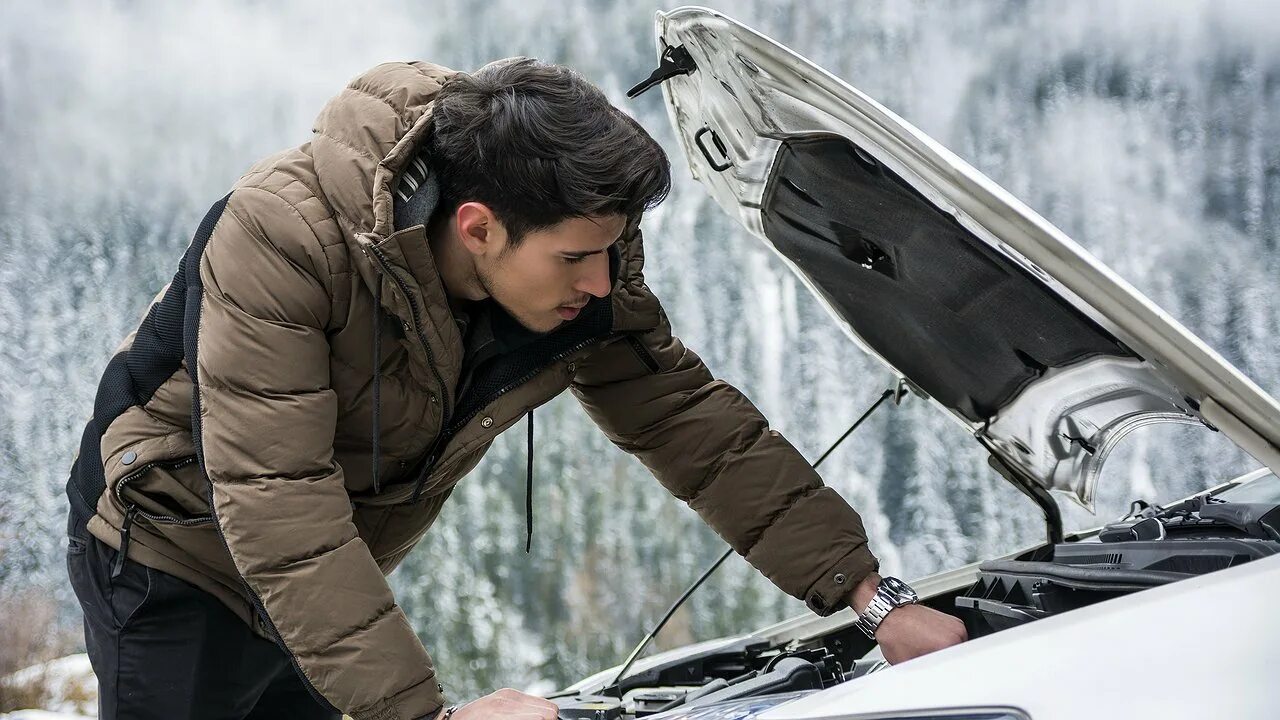 Не заводится авто. Запуск автомобиля зимой. автомобилист зимой. сломалась машина зимой. завести автомобиль зимой.