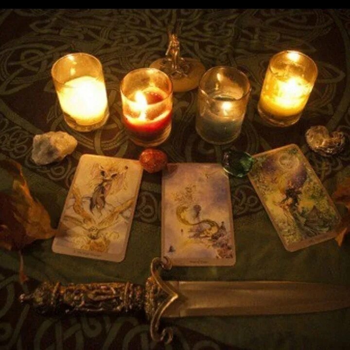 современная ведьма. гадалка гадает. магические свечи. красивая девушка с магическим шаром. древняя книга белой магии.