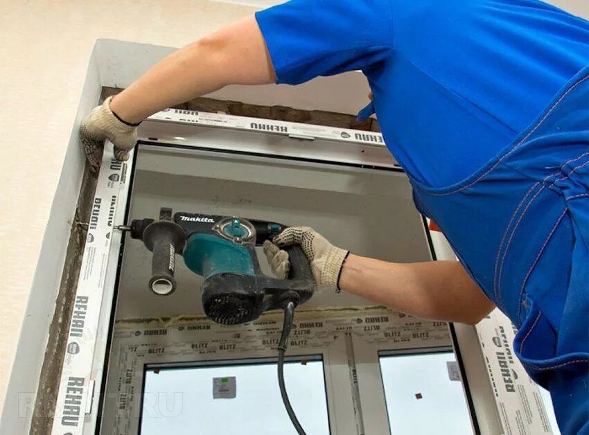 Монтаж металлопластиковых окон. Монтажник пластиковых окон. Мастер окон. Установка пластиковой двери. Монтажник окон пвх.