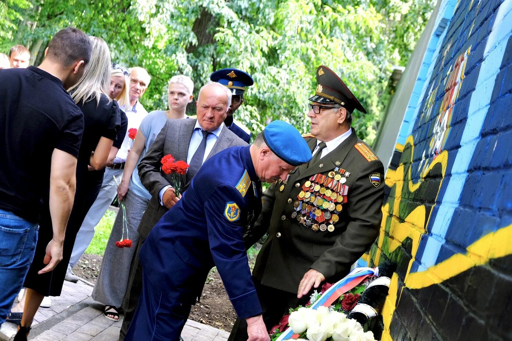 После гибели участника сво. Подполковник. Аллея возложения цветов. Память погибшим специальной военной операции. Солнечногорск граффити героям сво.