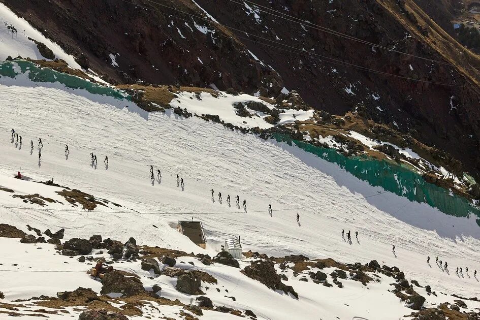 Вертикальный километр время. Elbrus Race 2023. REDFOX Elbrus Race. Вертикальный километр 2024 Эльбрус. Аварийный приют Red Fox 5300 Эльбрус.