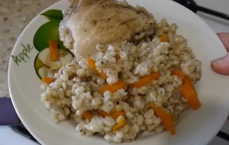 Как вкусно приготовить перловку с овощами. Перловка с курицей. перловка с курицей и овощами. перловка с куриным филе. перловка с курой.