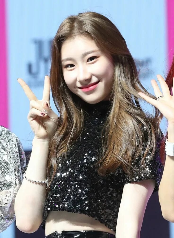 Itzy дебют. Itzy chaeryeong. чэрён itzy. chaeryung itzy. ли чэрен.