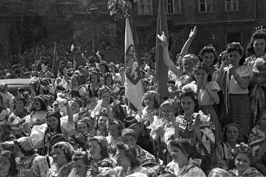 Народы чехословакии. Радость Победы 1945 Берлин. Фотохроника Победы 1945. Встреча освободителей 1945. Радость Победы 1945 Москва белорусский вокзале.