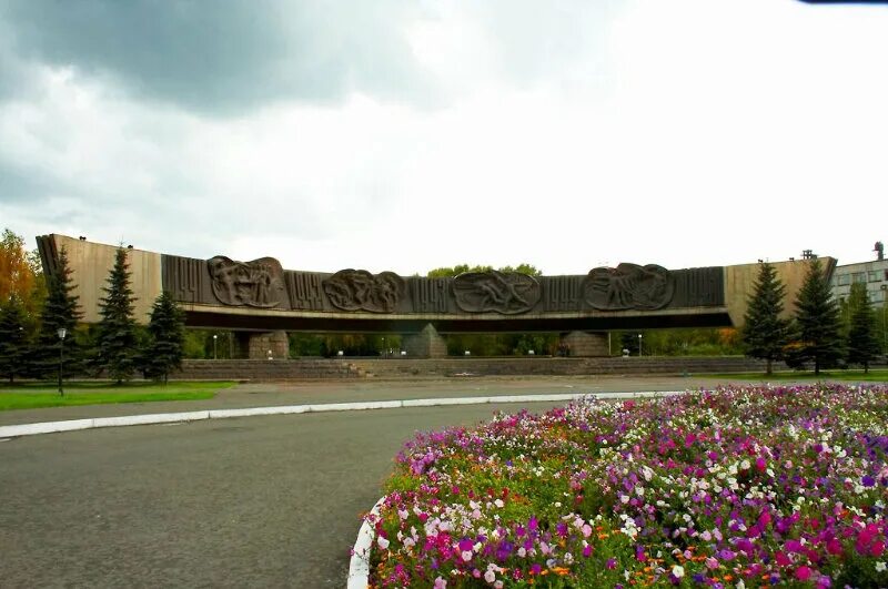 Вечный огонь на кмк в новокузнецке. Танк кмк новокузнецк. Площадь побед 8 новокузнецк. Памятник танк т-34 новокузнецк. Вечный огонь новокузнецк.