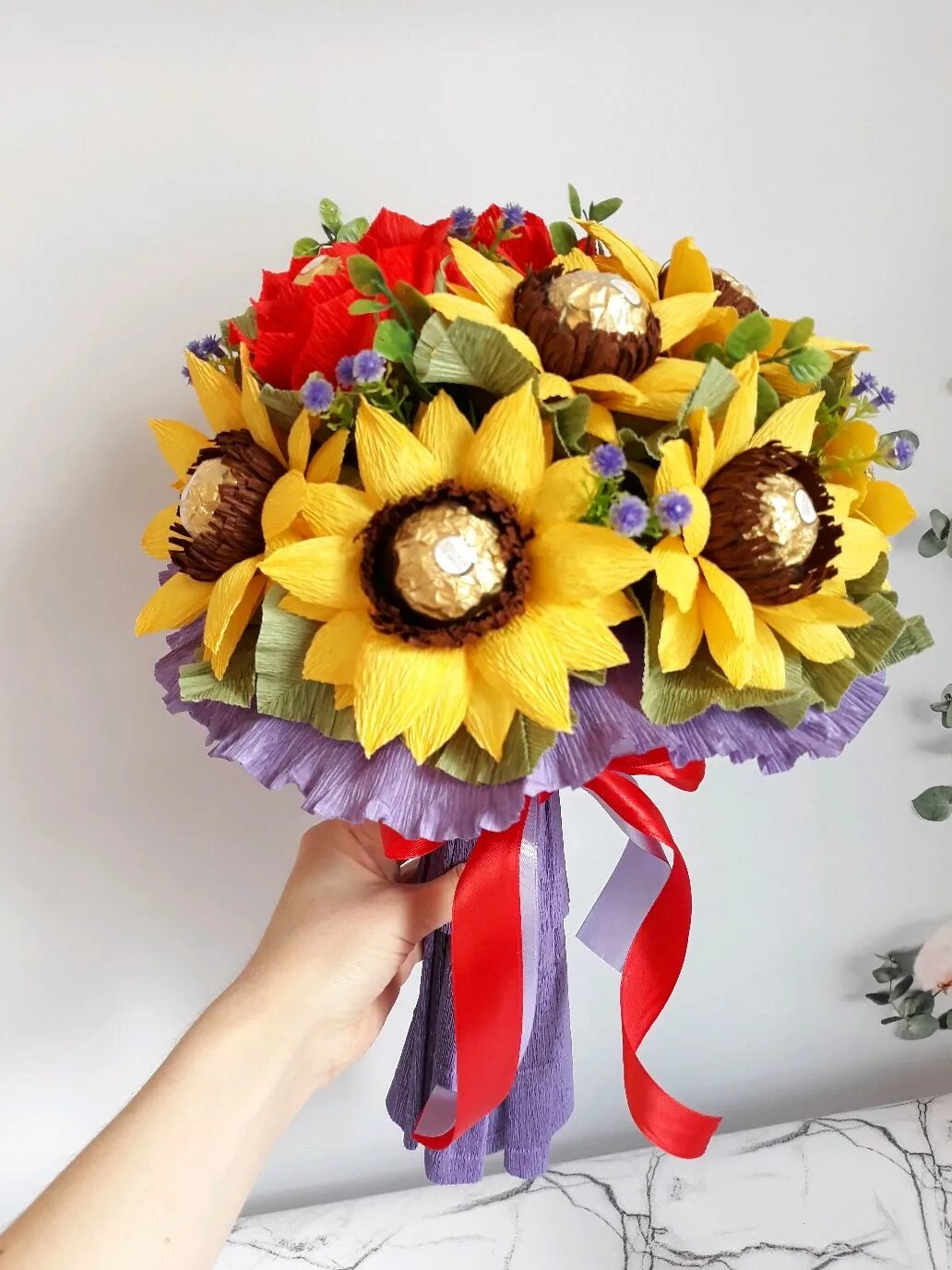 букет подсолнух с конфетами. сладкий букет подсолнух. букет из конфет подсолнух. букет из конфет подсолнух. подсолнух из гофробумаги с конфетами.