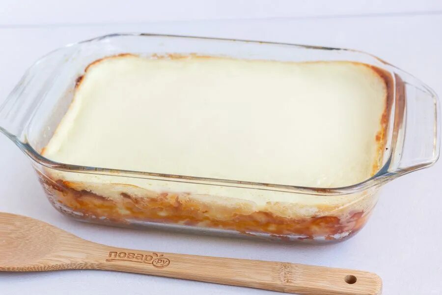Ножки в стеклянной форме. Двухслойная творожная запеканка. стеклянная форма для запекания запеканки. подложка для запеканки. домашняя запеканка творожная в стеклянной форме.