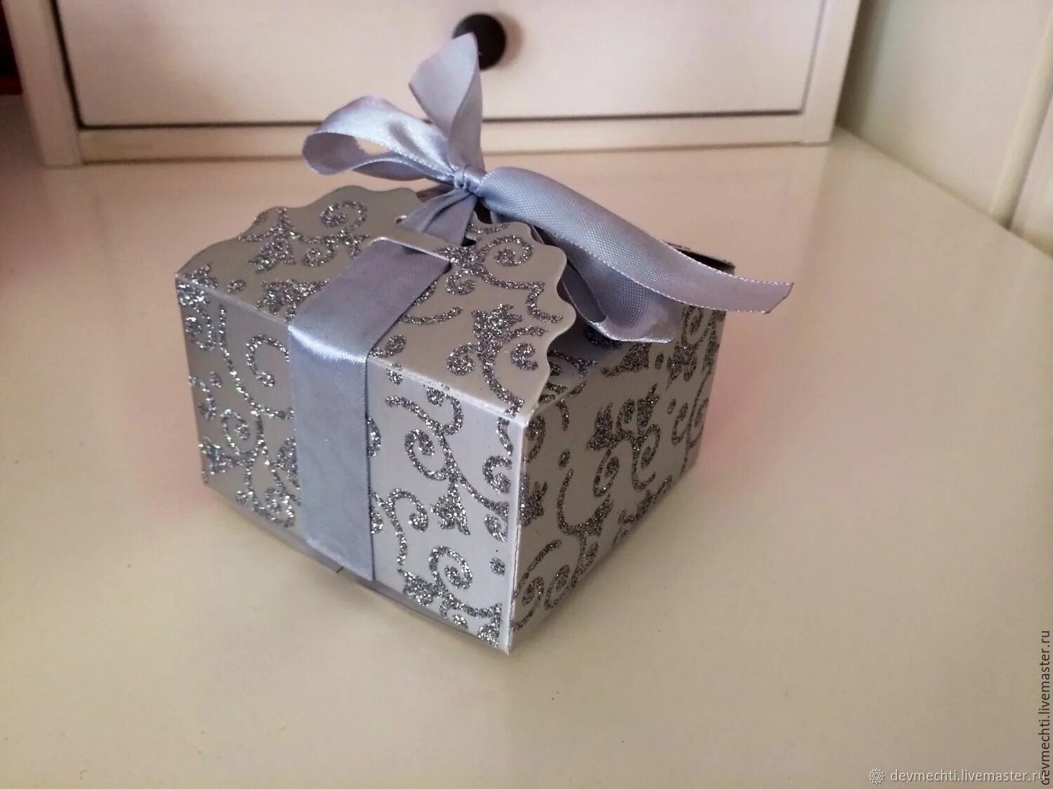 Многоуровневая коробка для подарка. Подарочная коробочка на столе. Подарочная коробка красивая на столе. Подарочная коробка дома.