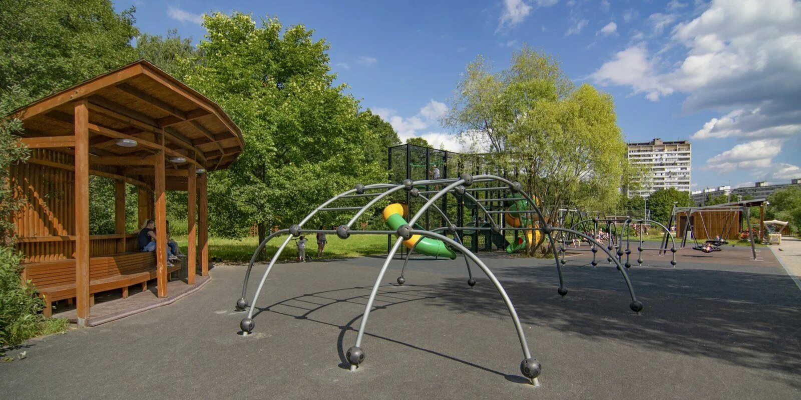 Парк на юге востоке москвы. Гольяновский парк москва. Парки на востоке москвы. Парк на востоке москвы. Черкизовский парк тренажеры.