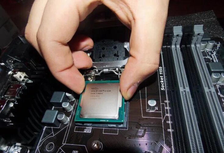 Как ставить процессор на материнскую плату intel. Как ставить процессор на материнскую плату intel. Сокеты амд процессоров. Как вставлять процессор в материнскую плату amd. Процессор устанавливается в.
