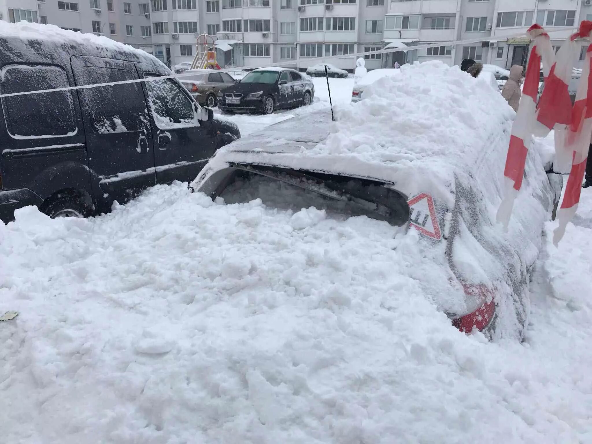 Автомобиль завалило снегом с крыши. Снегопад в Саратове. Снегопад в Саратовской области. Снегопад в Балаково. Температура в сугробе снега