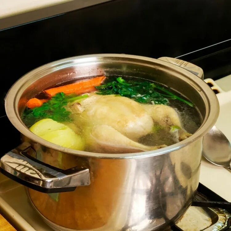 Можно ли куриный бульон при отравлении. Куриный бульон в кастрюле. курица с картошкой с бульоном в кастрюле. куриный бульон при отравлении. кастрюля с бульоном и крышкой.