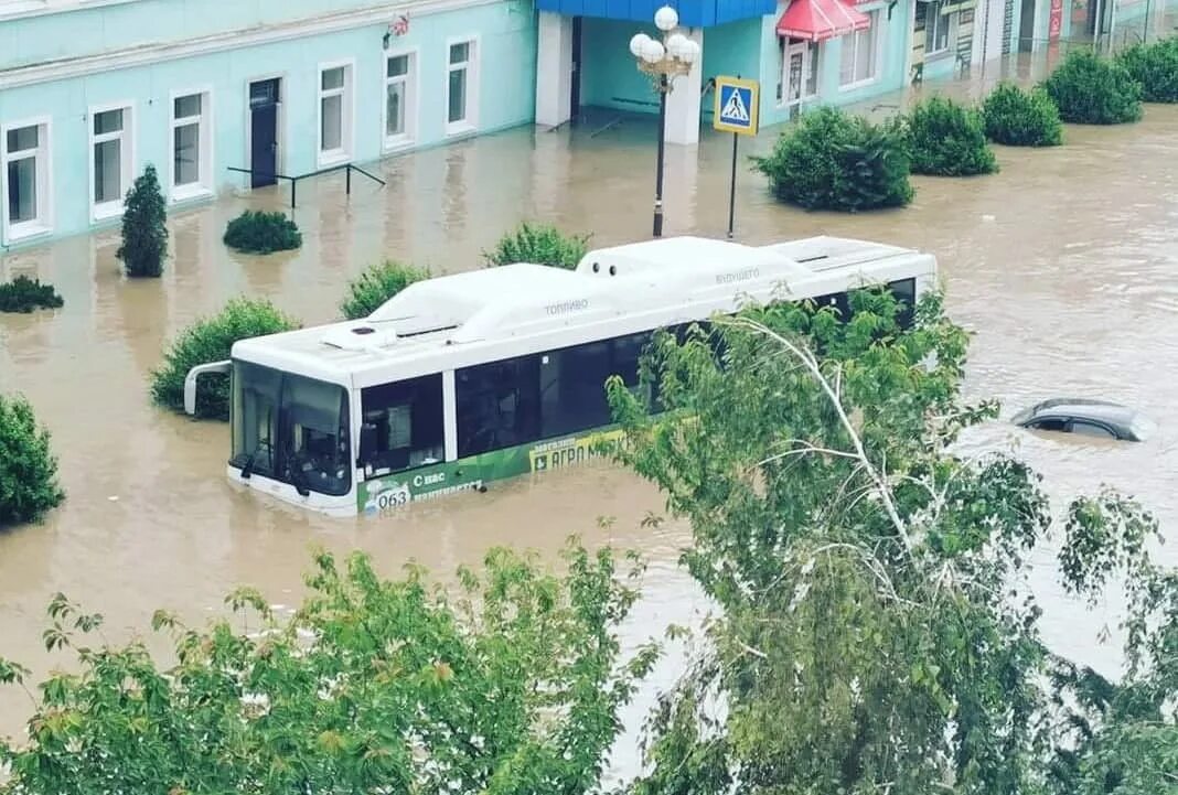 Где затопило город. Потоп в Керчи 2021. Керчь потоп 2021 наводнение. Керчь затопило 17 июня. Наводнение в Керчи 2021.