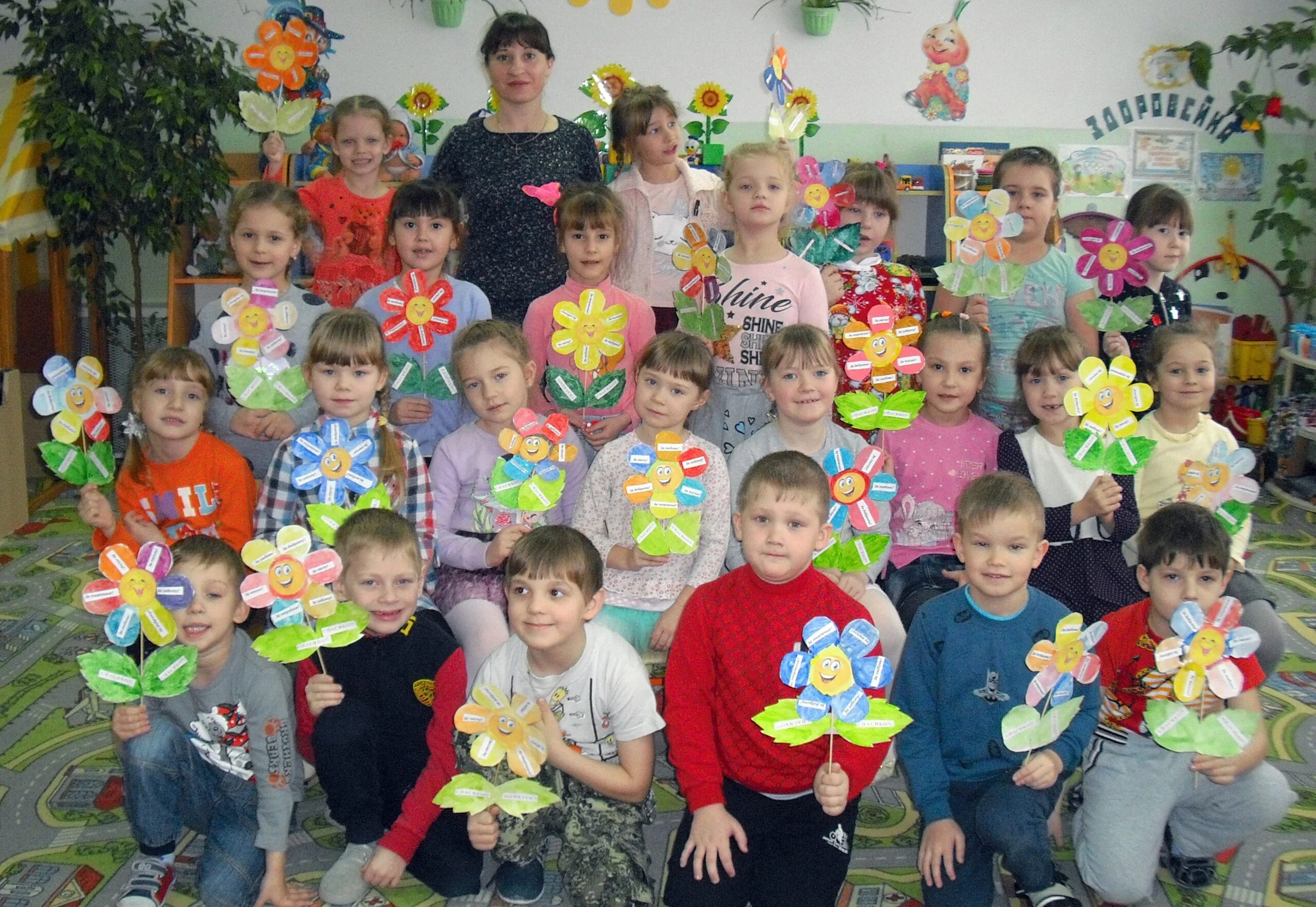 Садик 4 семья. Детский сад 4. Поделки детсад 6-7 лет. Поделки на день смеха в детском саду. Поделка профессии для детского сада.