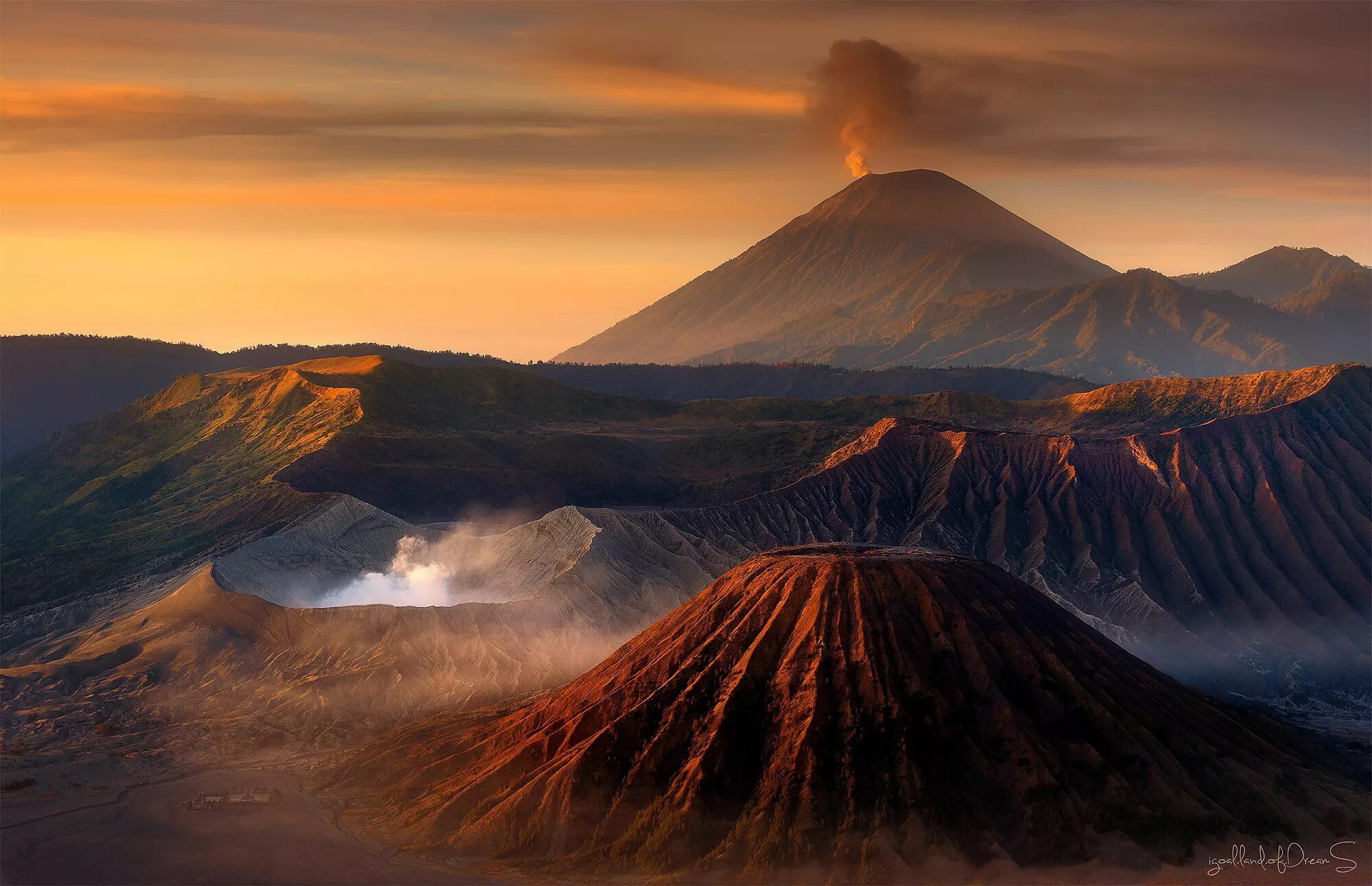 Известные вулканы на земле. Гора Бромо Индонезия. Национальный парк «Бромо-Тенгер-семеру» - Индонезия. Вулкан Бромо, Индонезия, острова Ява. Гора Бромо вулкан в Индонезии.