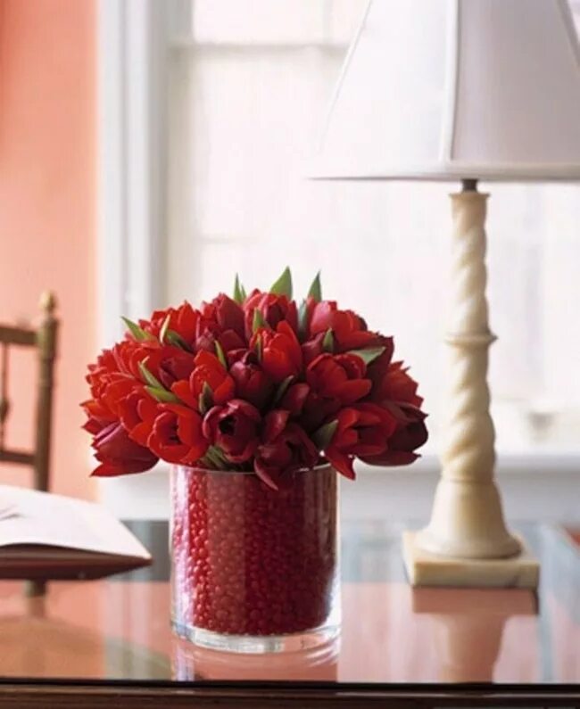 Букет в интерьере. Букет тюльпанов в интерьере. Цветы в вазе на столе. Роскошные букеты в интерьере. Тюльпаны в интерьере