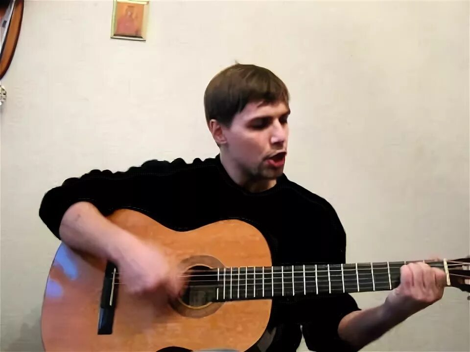 Песни под гитару для девушек. Я касынкуьзавяжу в узелок потуже слушать под гитару. Песни про чечню косынка. Аккорды я косынку. Военнослужащий с гитарой.