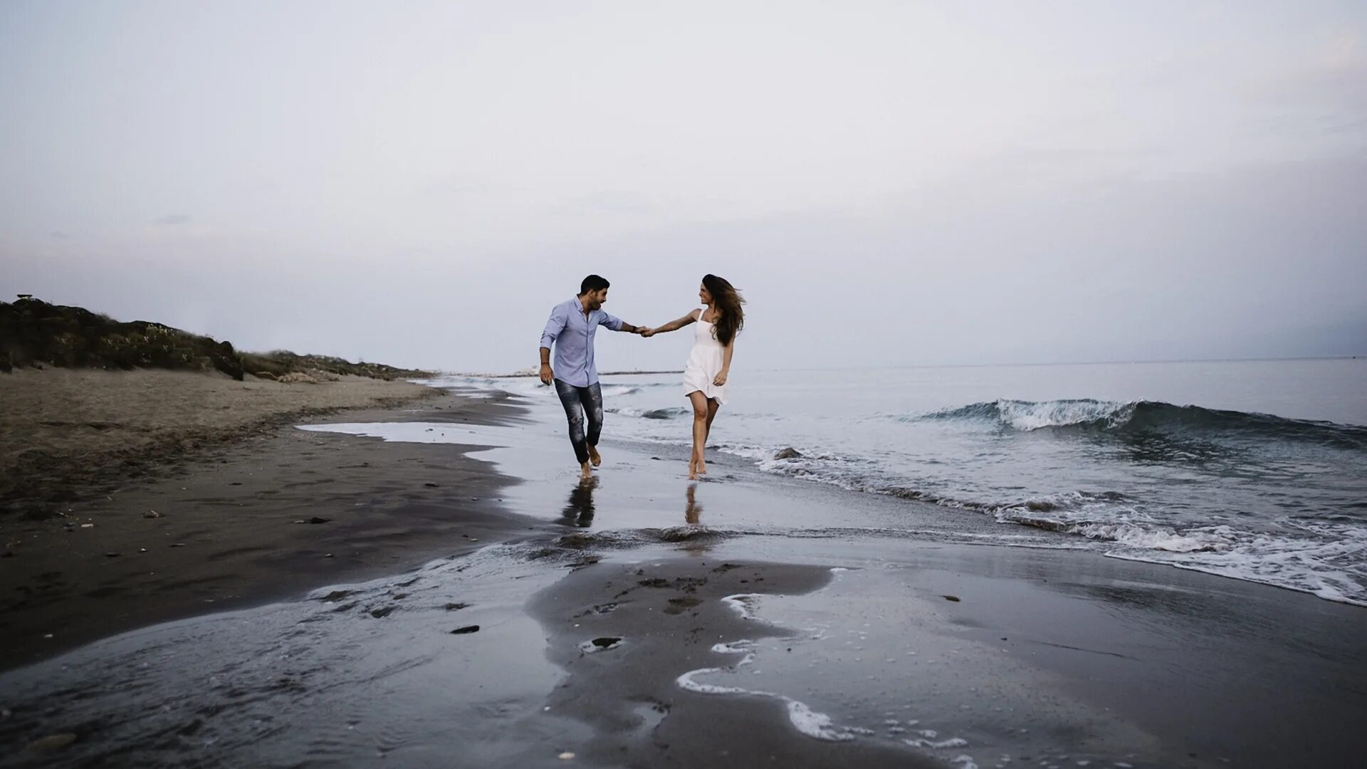 Почему любят море. Любовь на берегу моря. Прогулка по берегу моря. Пара на песке у моря. Пара бежит по пляжу.