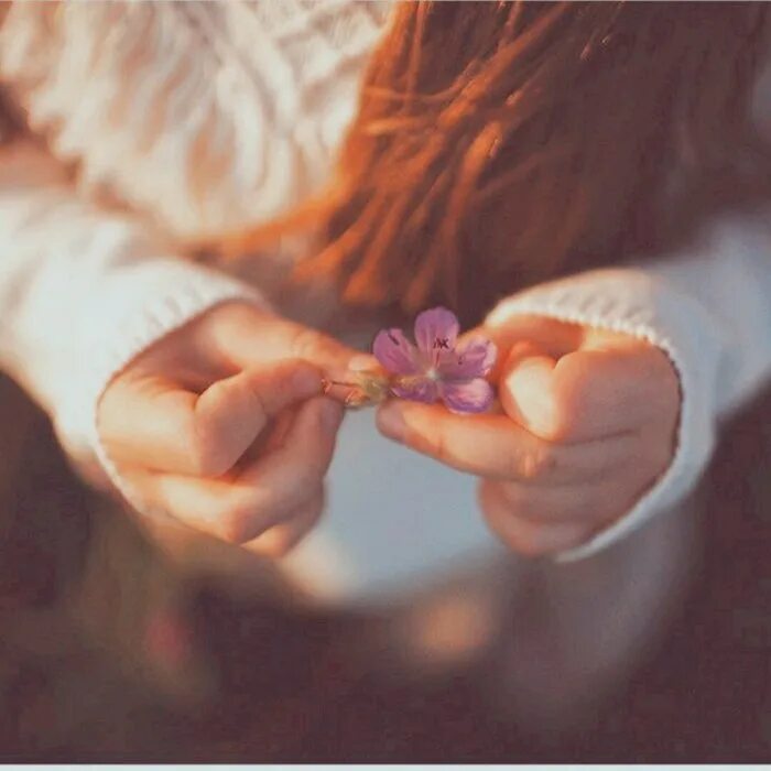 Сердечко в варежках. Всем любви теплой искренней. Всем любви теплой искренней. Доброта к людям. Объятия влюбленных.