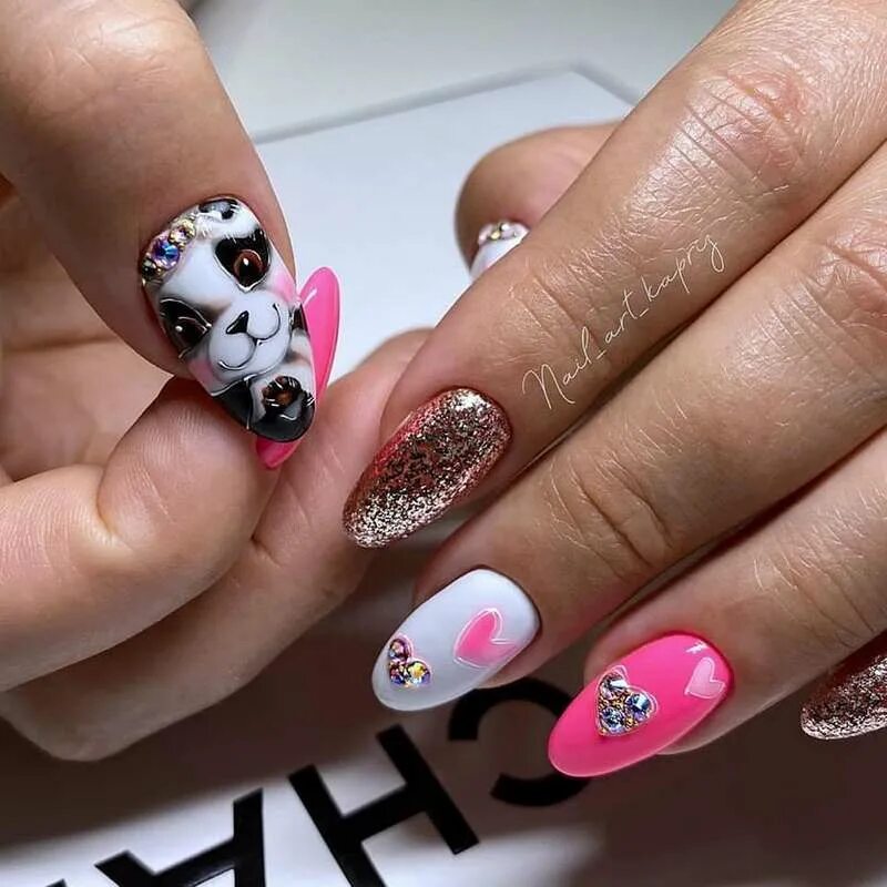 Новогодний кот на ногтях. Ногти дары смерти. Маникюр с мультяшками 2022 модные. Олень на ногтях. Маникюр со знаком зодиака весы.