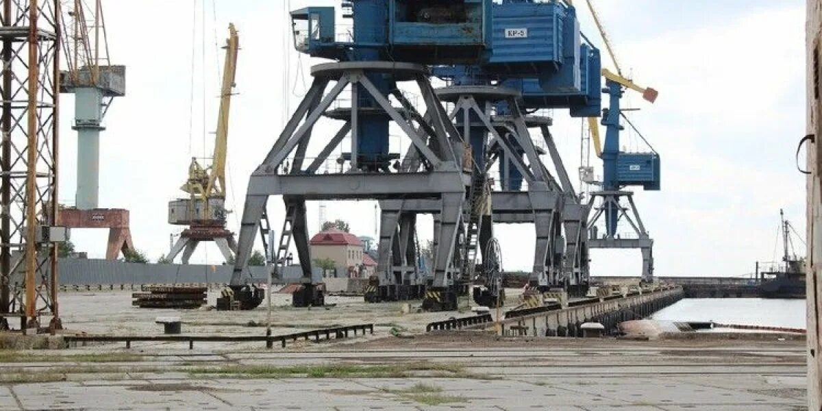 Грузовой мариуполь. Погрузочные работы. раскраска морской порт грузовой погрузка груза. мариуполь закат морской порт фото. работа в мариуполе.