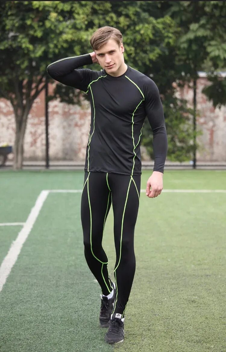 Облегающая одежда для мужчин. Спортивная обтягивающая футболка. Обтягивающая спортивная одежда для мужчин. Одежда в обтяжку мужская. Облегающая одежда для мужчин.