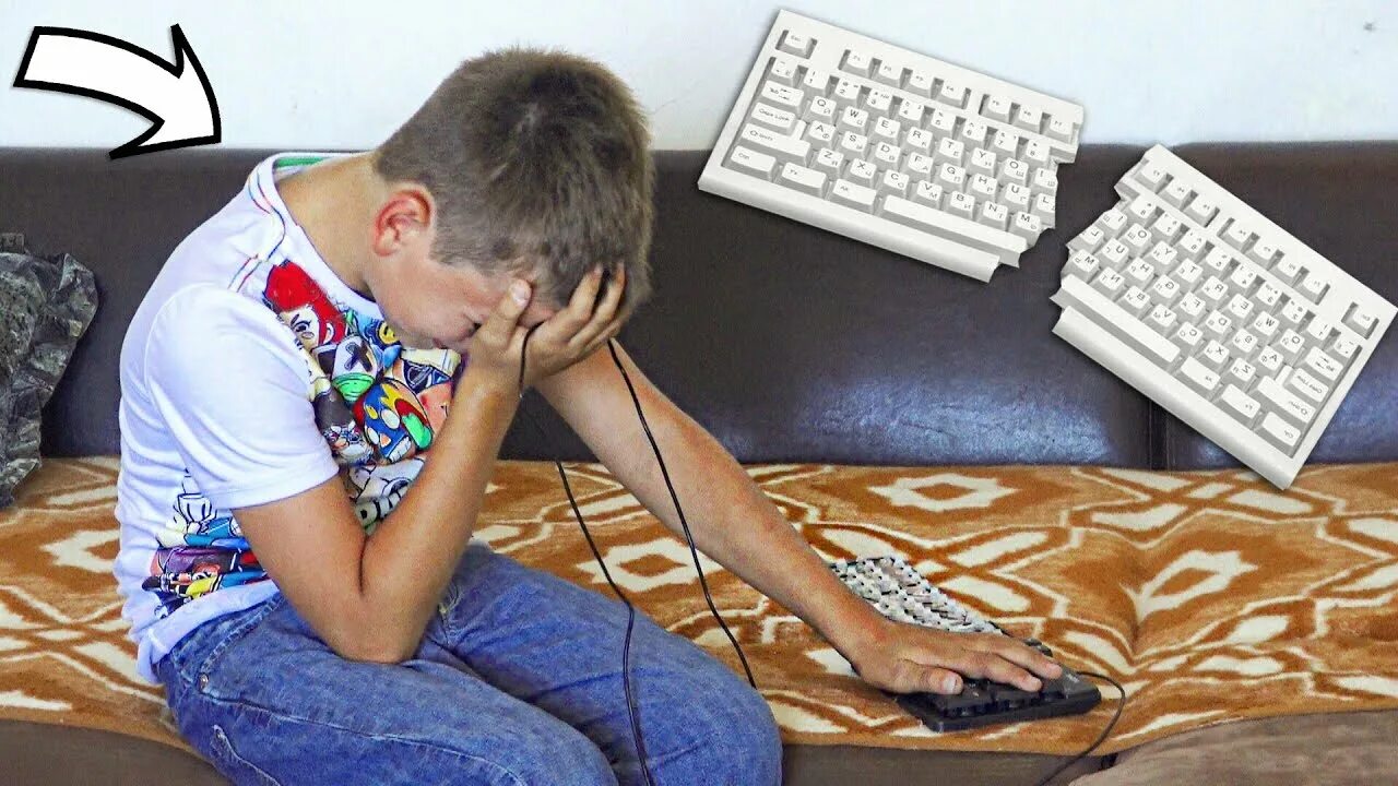 Мама разбила клавиатуру. Школьник бьет компьютер. Школьник сломал компьютер. ГРИФЕР разбил компьютер.