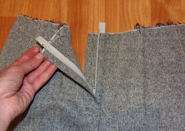 Вшивание молнии в брюки мужские. Вшить молнию в брюки мужские. Вшивание молнии в брюки женские. Вшивание молнии в брюки женские. Обработка гульфика в брюках.