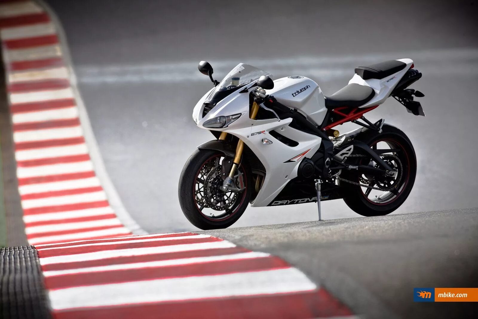 Триумф 2011. Triumph daytona 675r. daytona 675r. триумф 675r. triumph daytona 675 r обои.