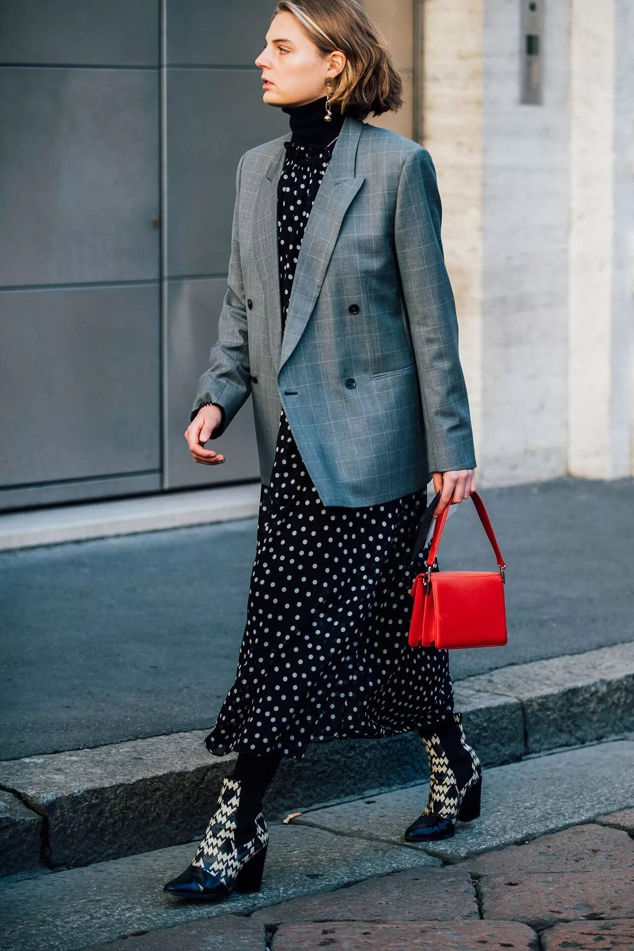 Миди жакет. Платье в горошек street style. платье в горох с пиджаком. платье в горошек стрит стайл. платье в горошек с жакетом.