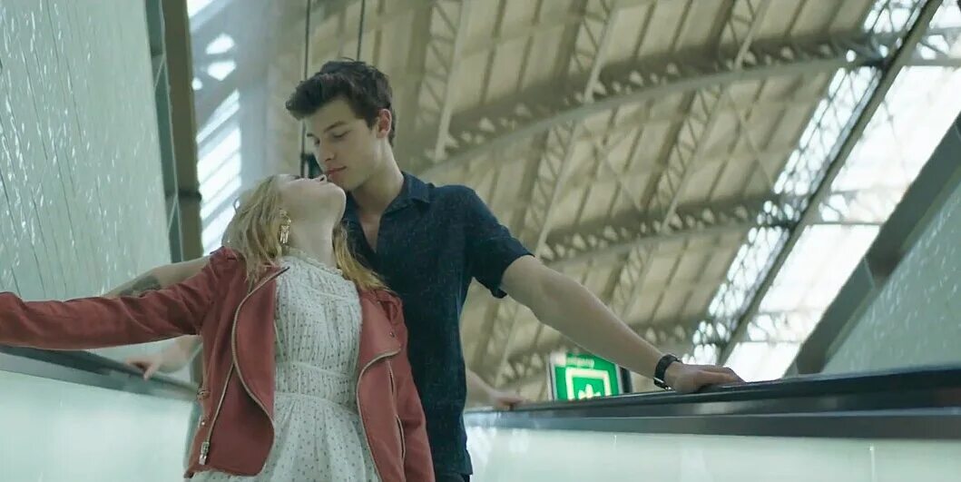 Элли Бамбер и Шон Мендес. Shawn Mendes there's nothing holding' me back. There's nothing holding me back. There's nothing holding' me back MV.